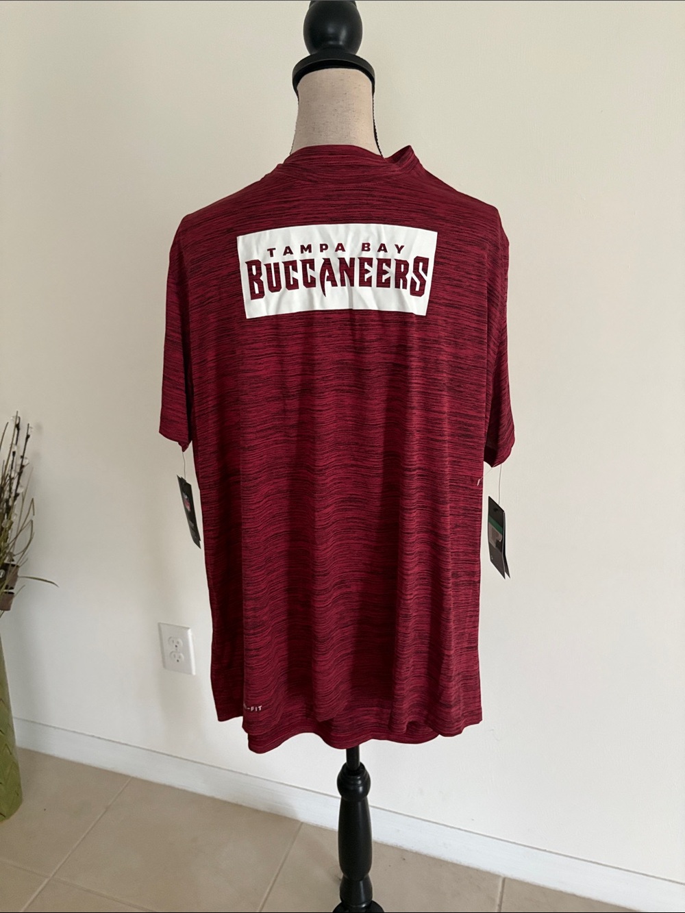 NWT men’s NFL Nike XL dry fit t shirt buccaneers 1737